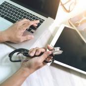 hand met stethoscoop en laptop tablet