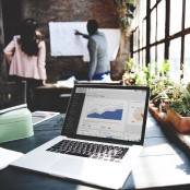 overleg van mensen en laptop op tafel