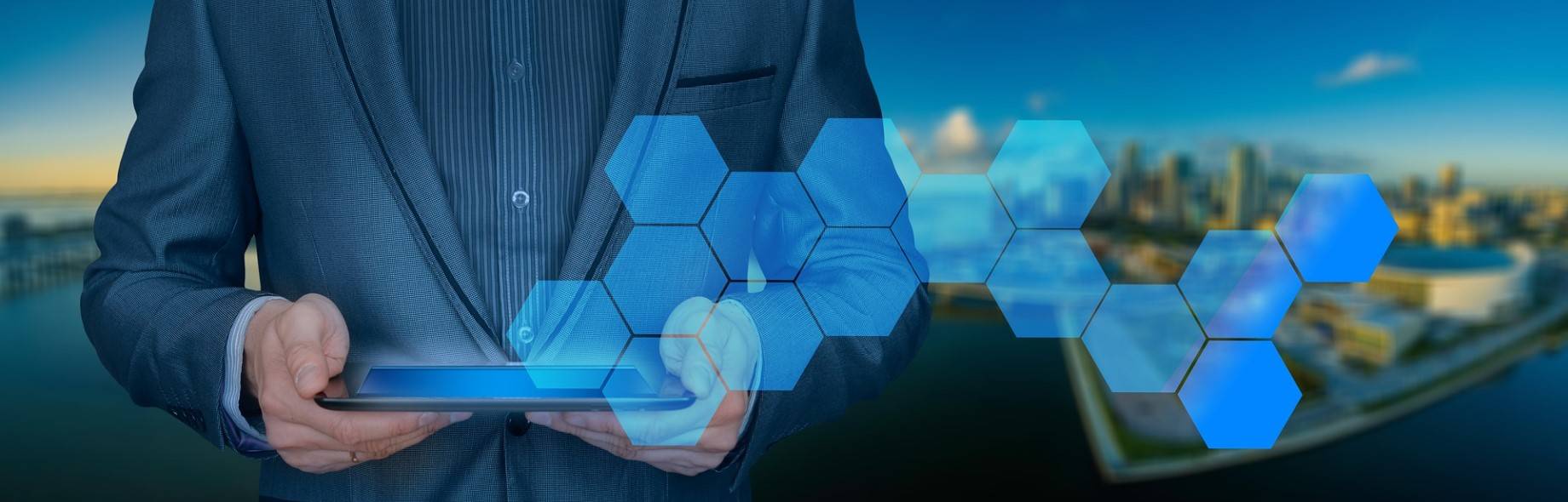 man in pak met tablet en stad op de achtergrond