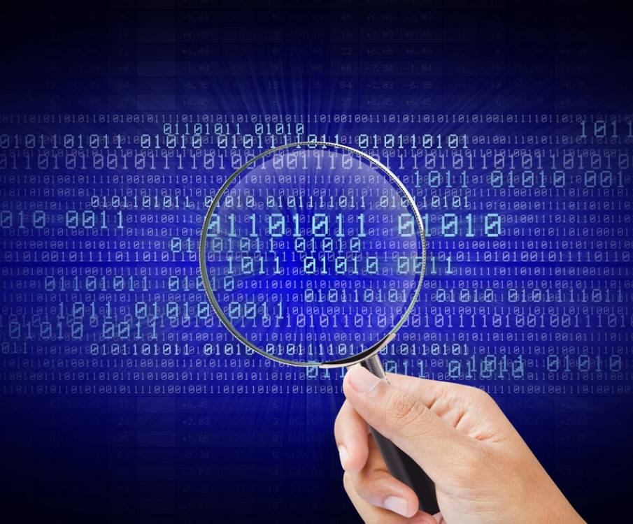 hand met vergrootglas en cijfercode op de achtergrond