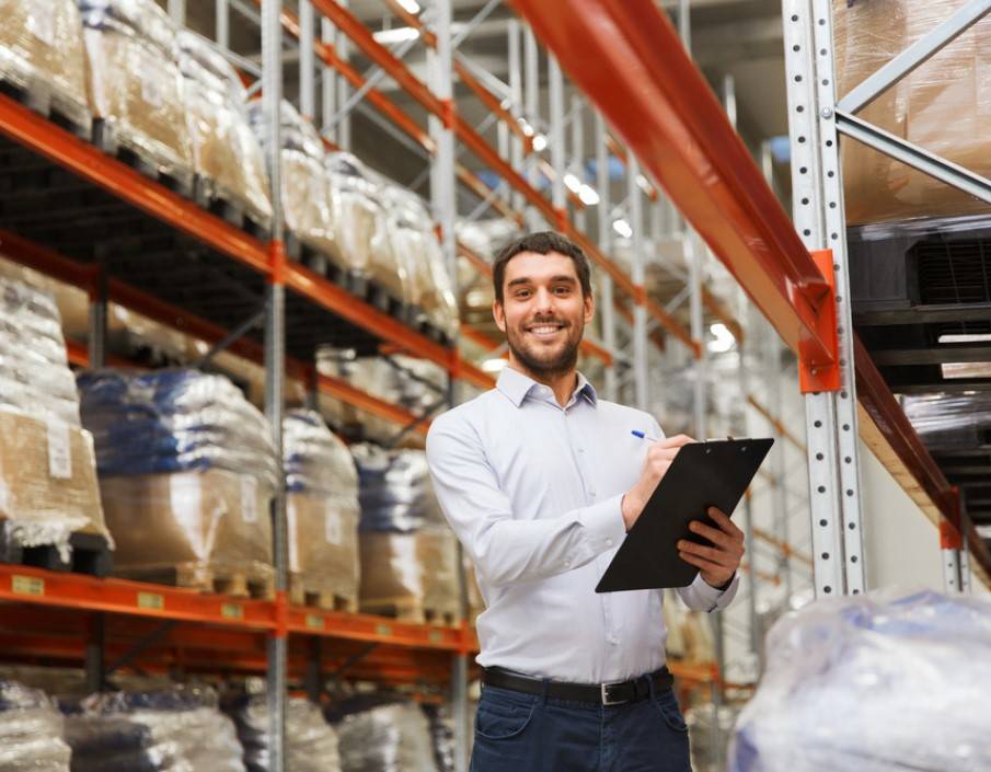 lachende man in groothandel